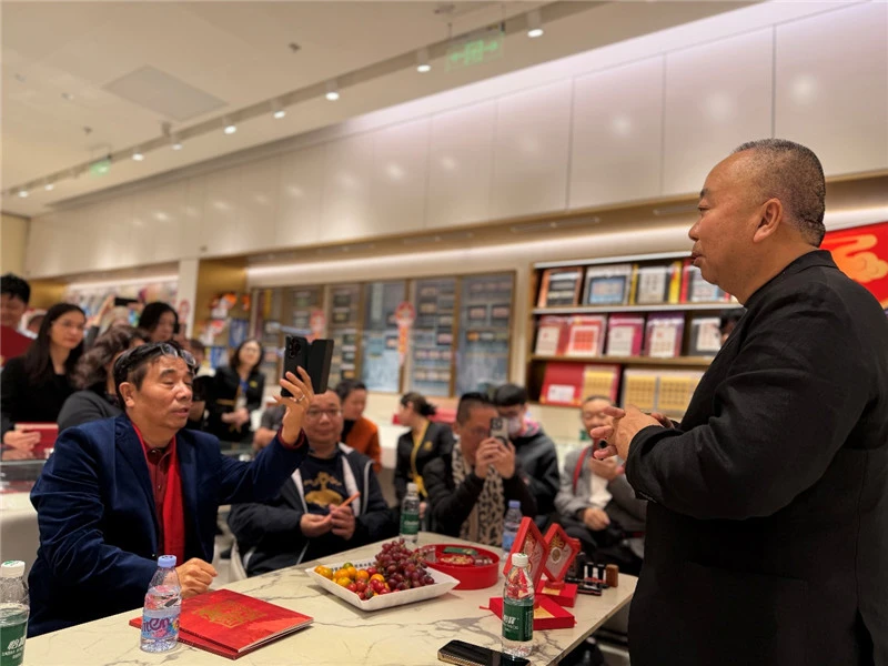 「一馬當先 四海歡騰」2026馬年郵幣雙料設計名家王紅衛亮相廣天藏品