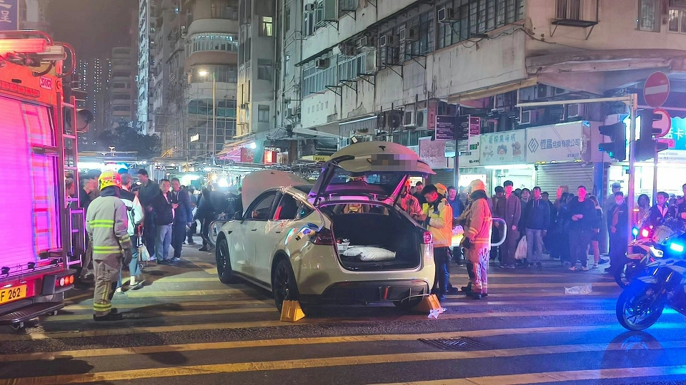 深水埗司機駕私家車暈倒 失控撞鐵欄送院亡