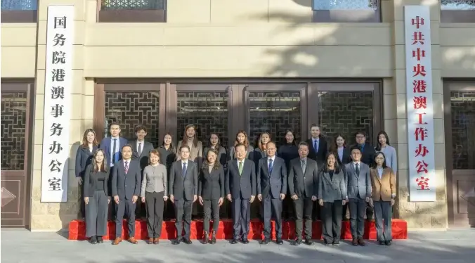 夏寶龍會見香港特區政府新聞主任國情研修班一行