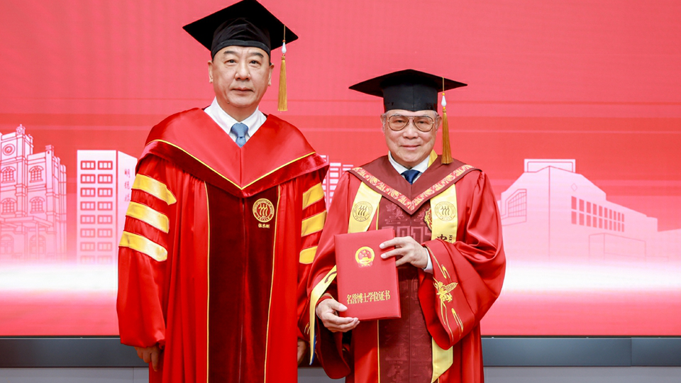 霍震霆獲授中國人民大學法學名譽博士 霍啟剛：為父親感到驕傲