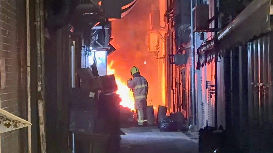 有片｜旺角煙廠街後巷火警傳爆炸聲 消防到場撲救疑煙蒂肇禍