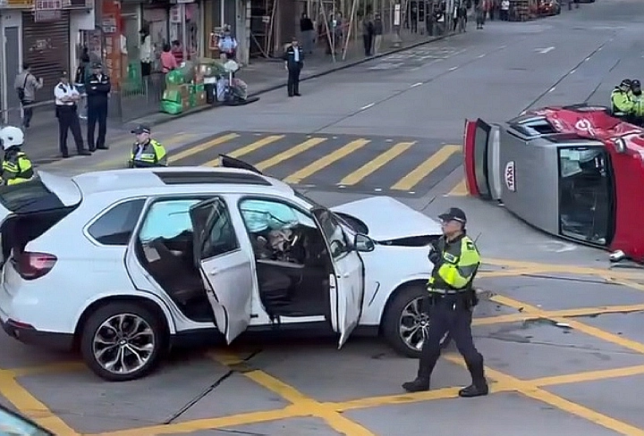 有片〡私家車黃竹街疑衝燈撞的士 網民：要釘佢牌