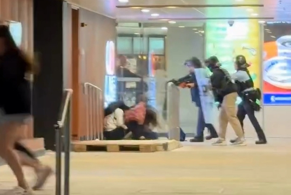 有片〡屯門市廣場男子持刀挾持女途人 警開兩槍擊中疑犯