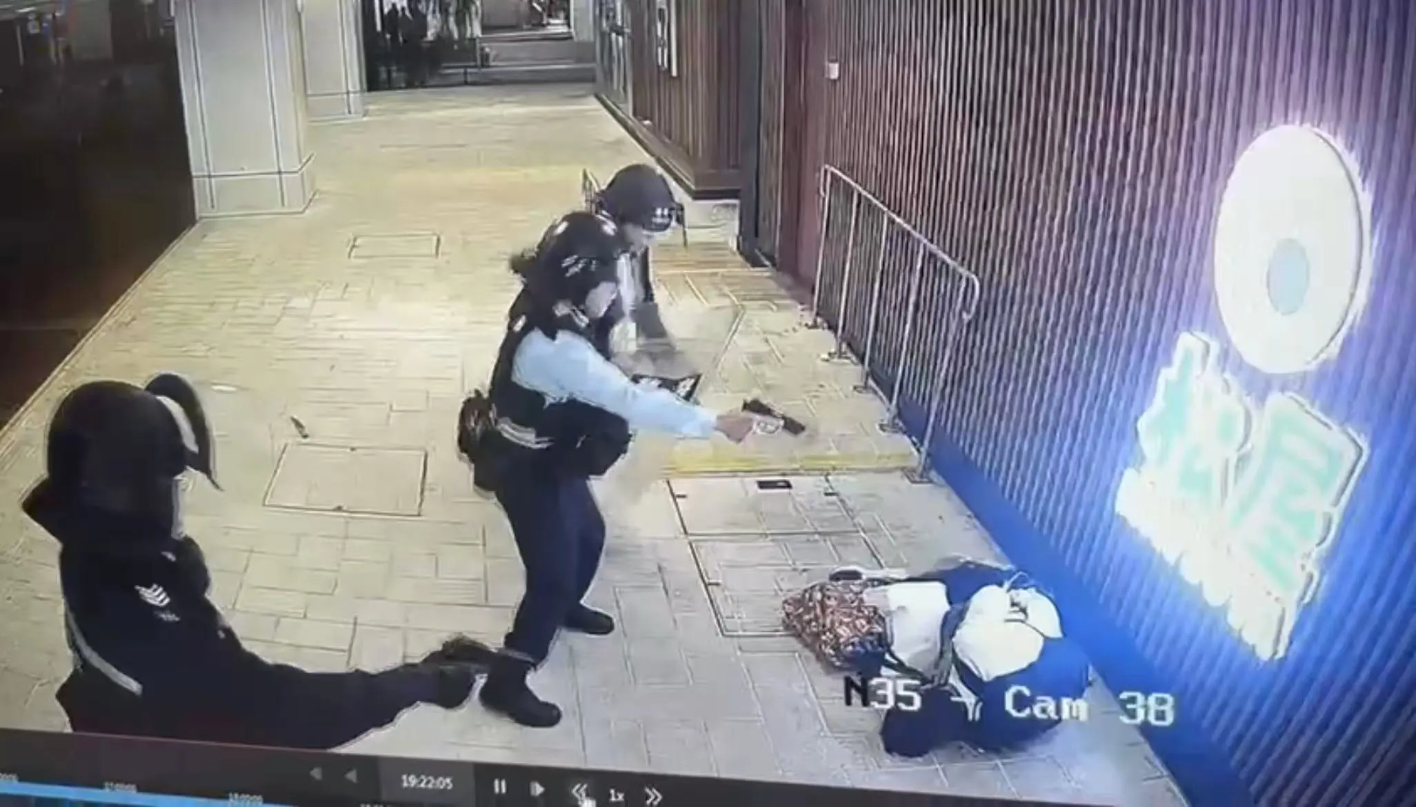 消息：警員開槍擊中持刀男子 送院後不治