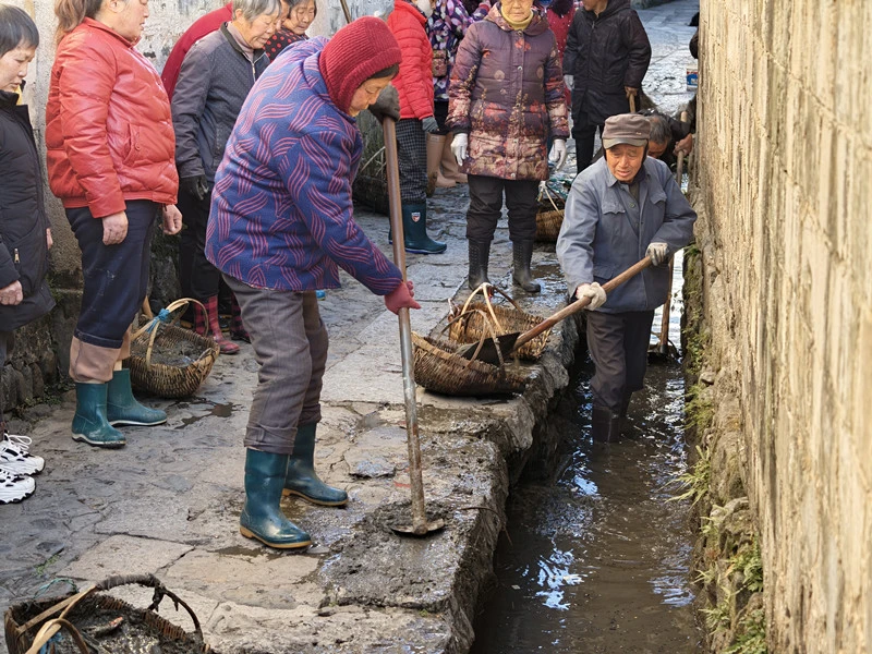 皖黟縣宏村鎮：水圳清淤續傳承  同心守護潔淨美