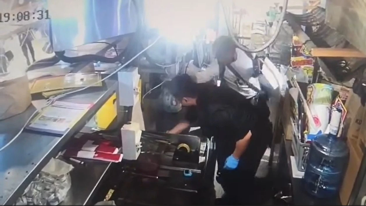 有片｜男子衝入Donki廚房掠刀全過程曝光