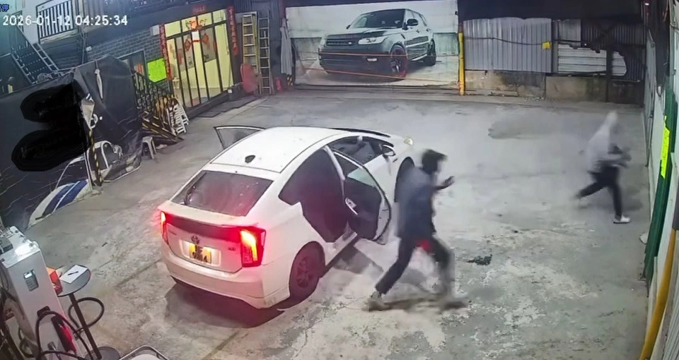 有片〡兩刀匪搶劫私油檔 職員奪門及時逃命 