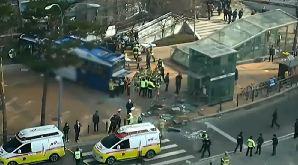 韓國首爾一公交車撞進路邊大樓，已致4人受傷。