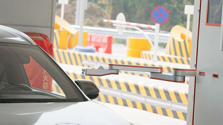 輕鬆抬手、取卡繳費 廣東首個智慧化升級高速公路收費站讓通行更絲滑