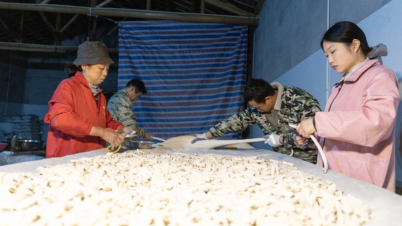 皖黟縣西遞鎮葉村：古法麥芽糖拉出千年香甜記憶