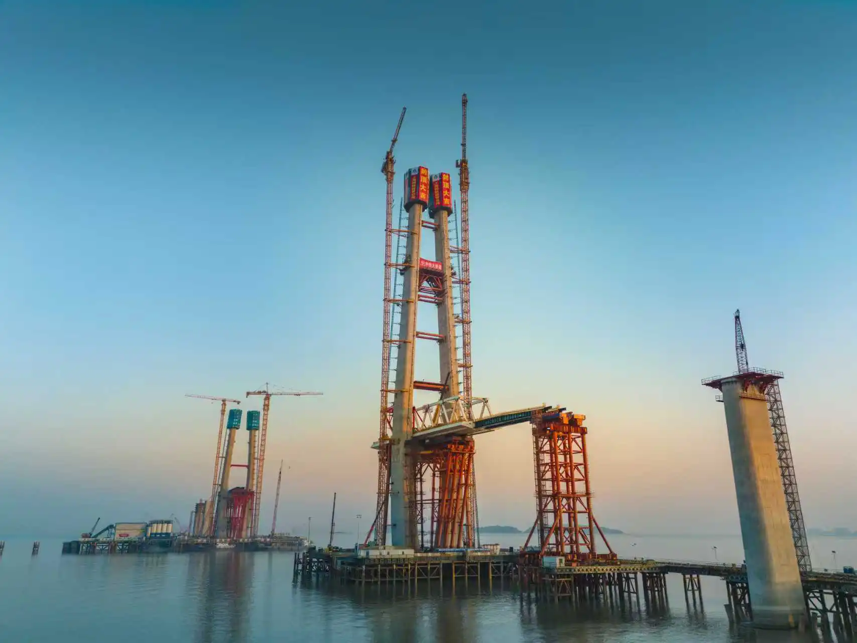 在鄂央企承建的世界最長跨海鐵路大橋首座主塔封頂