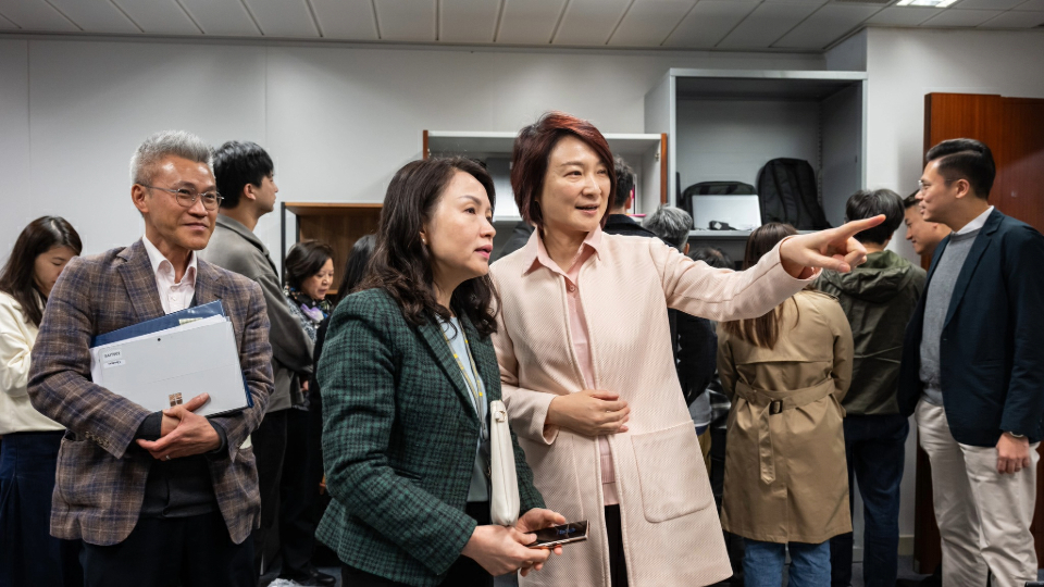 立法會換屆賣物會174件物品供選購 李慧琼籲議員勿失良機