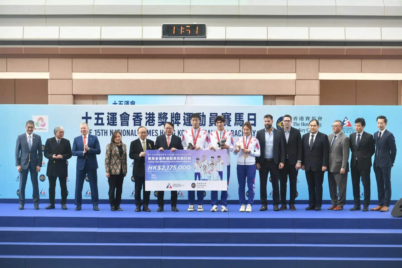 沙田馬場賽馬日星光熠熠 多名十五運得獎港將獲馬會頒贈獎金