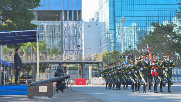 政務司司長出席香港青少年軍檢閱儀式