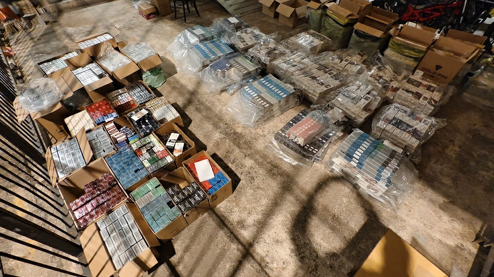 警方粉嶺截客貨車拘無牌司機 檢值141萬元私煙