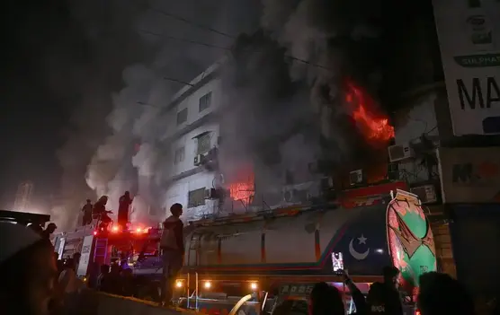 巴基斯坦卡拉奇一商場火災已致6死65失蹤