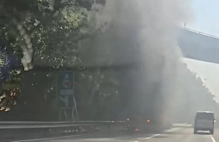 有片〡青衣西北交匯處貨櫃車起火 出九龍交通嚴重擠塞