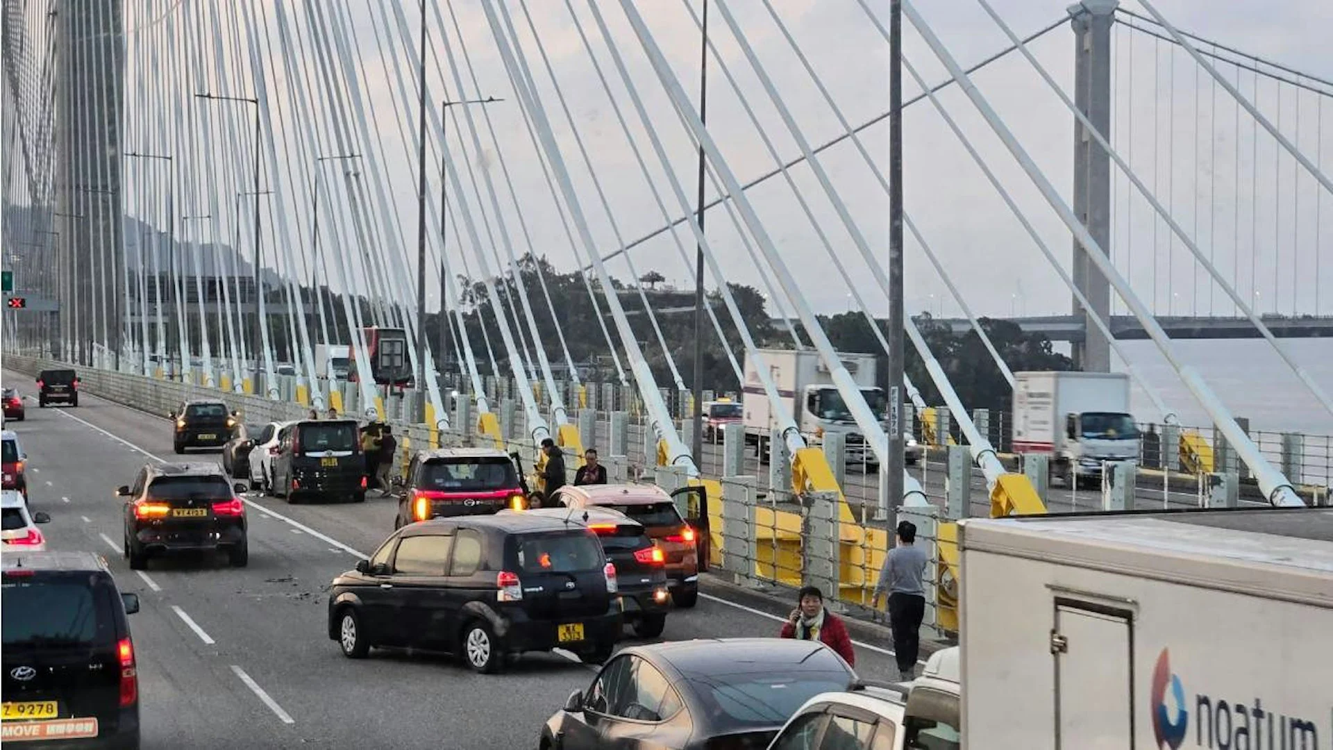 汀九橋9車相撞1人傷 往青衣交通嚴重受阻