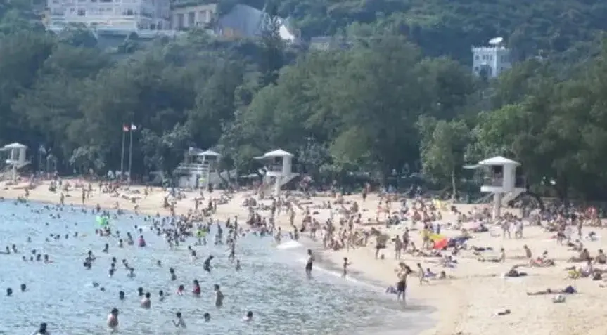 康文署：由於大浪關係 銀線灣泳灘及清水灣第二灣泳灘懸掛紅旗