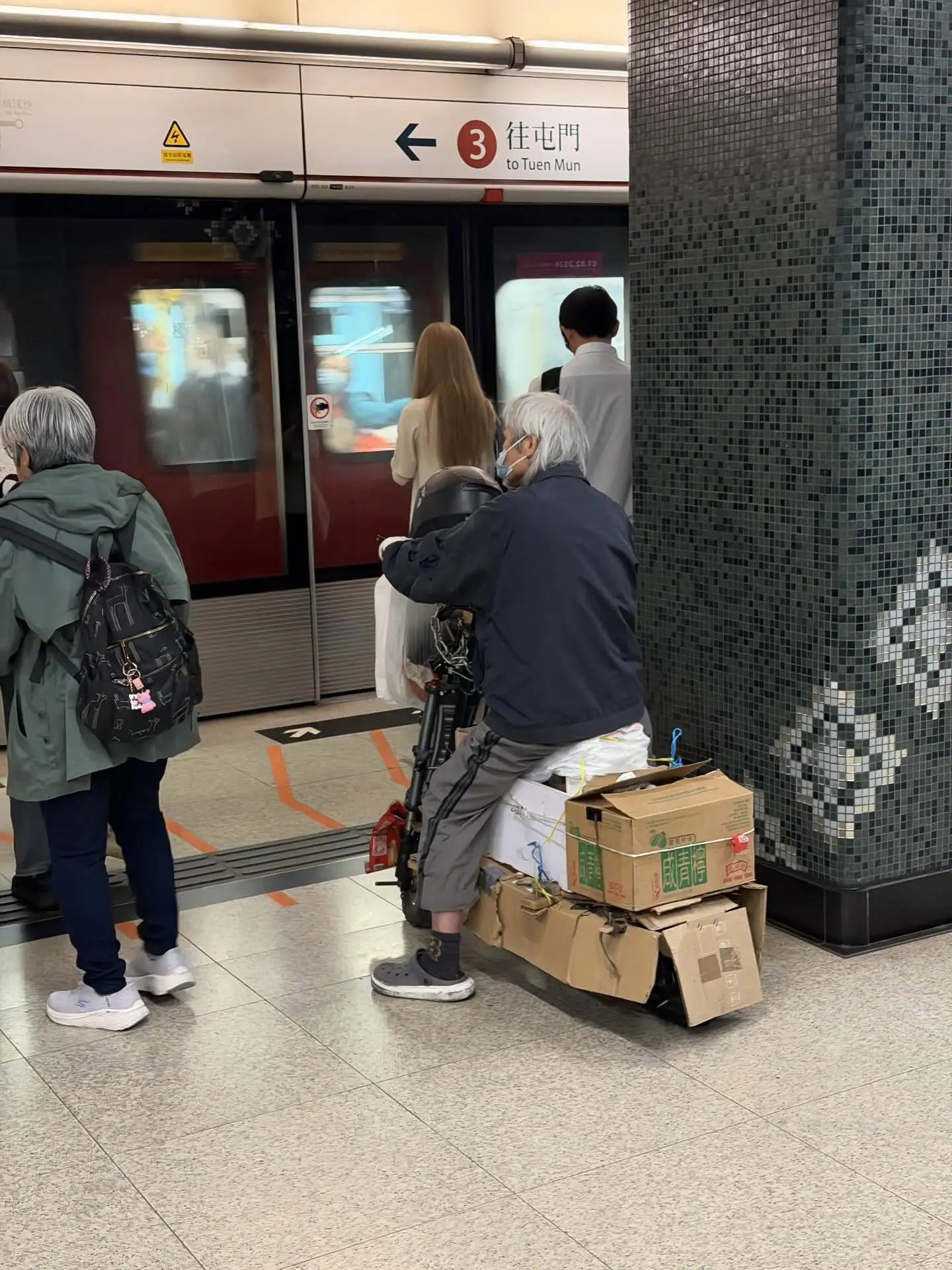 有片〡男子港鐵月台駕電動單車 網民：電池爆炸一鑊熟！