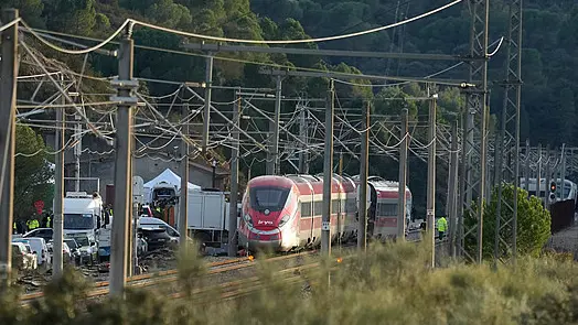 西班牙高鐵脫軌事故原因或與鐵軌破損有關