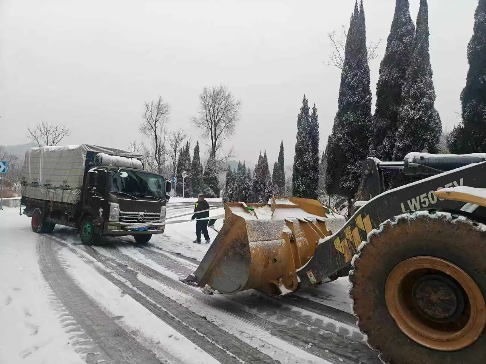 河南普通公路部門迎戰低溫雨雪 全力保通保安全