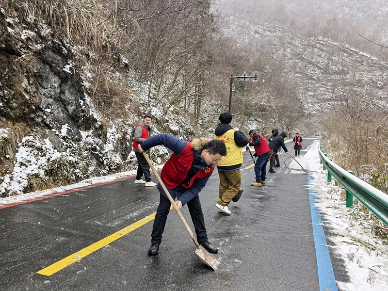 皖黟縣美溪：戰冰雪保暢通  黨員幹部衝上茅山嶺