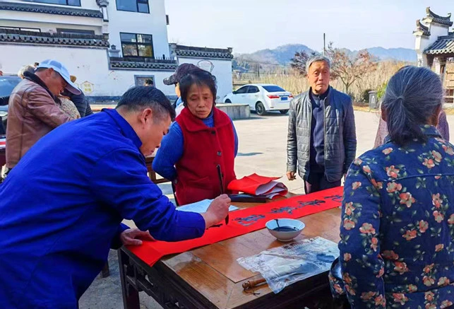 皖黟縣西遞鎮：銀齡獻藝賀新歲 筆墨凝情迎新春