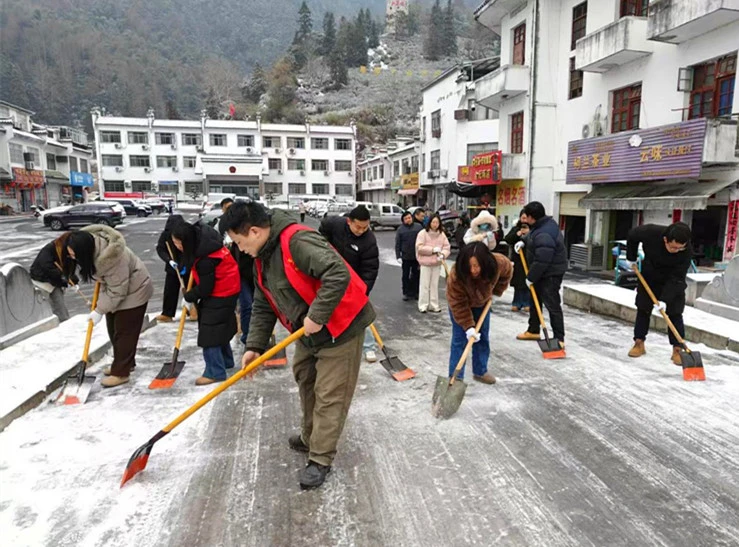 皖黟縣柯村鎮：剷出「平安路」 鋪就「暖心途」