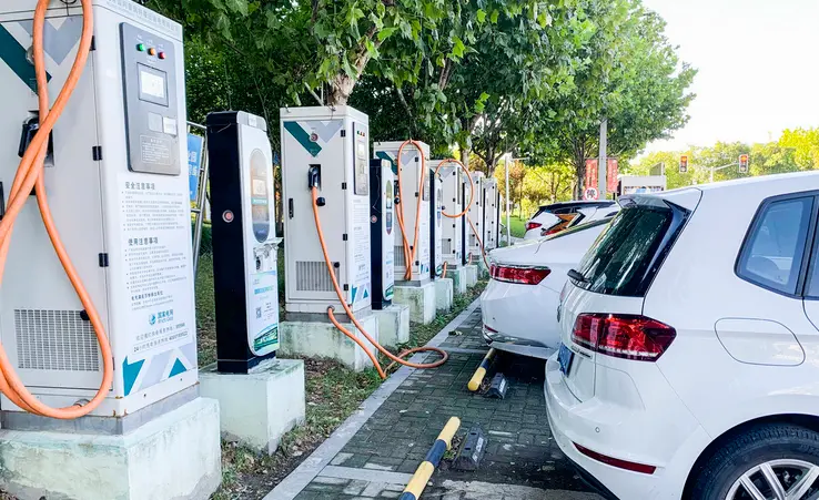 我國電動汽車充電設施數量突破2000萬 