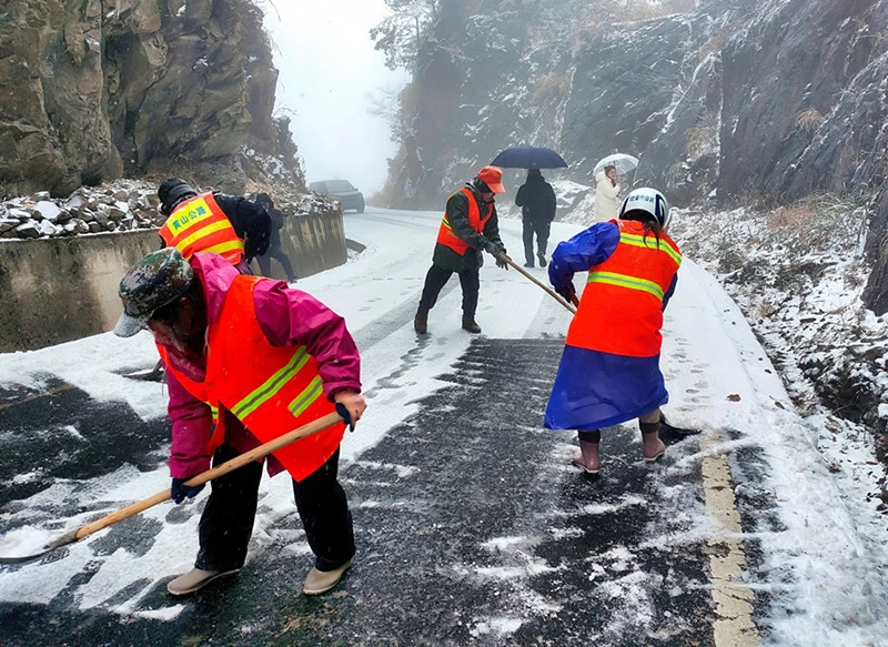 皖休寧公路：聞雪而動保暢通 築牢民生安全防線