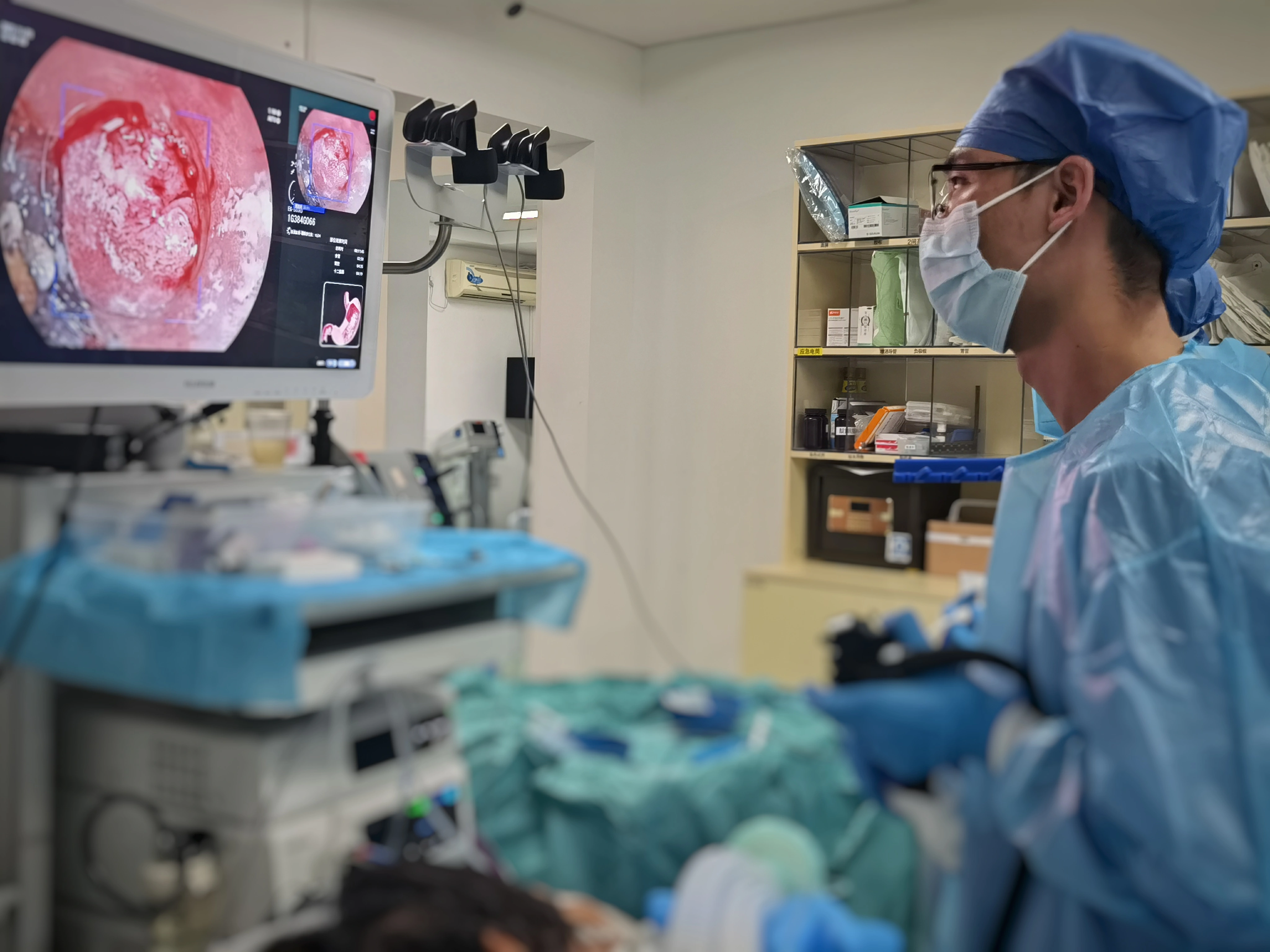 40歲以上，必做胃腸鏡！深圳醫生內鏡「開隧道」摘除巨型腫瘤 　