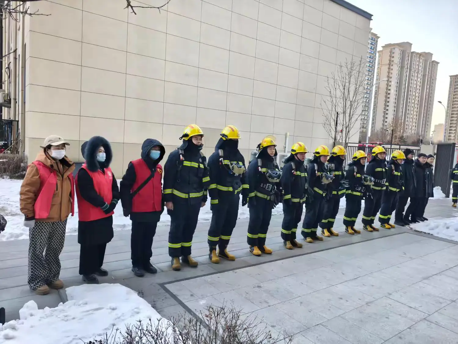 哈市香坊區松木社區開展高層建築安全消防演練