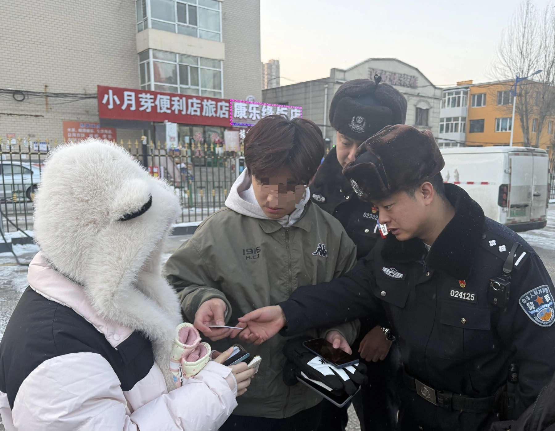 外地遊客苦尋背包兩天未果 冰城公安 兩小時內「完璧歸趙」