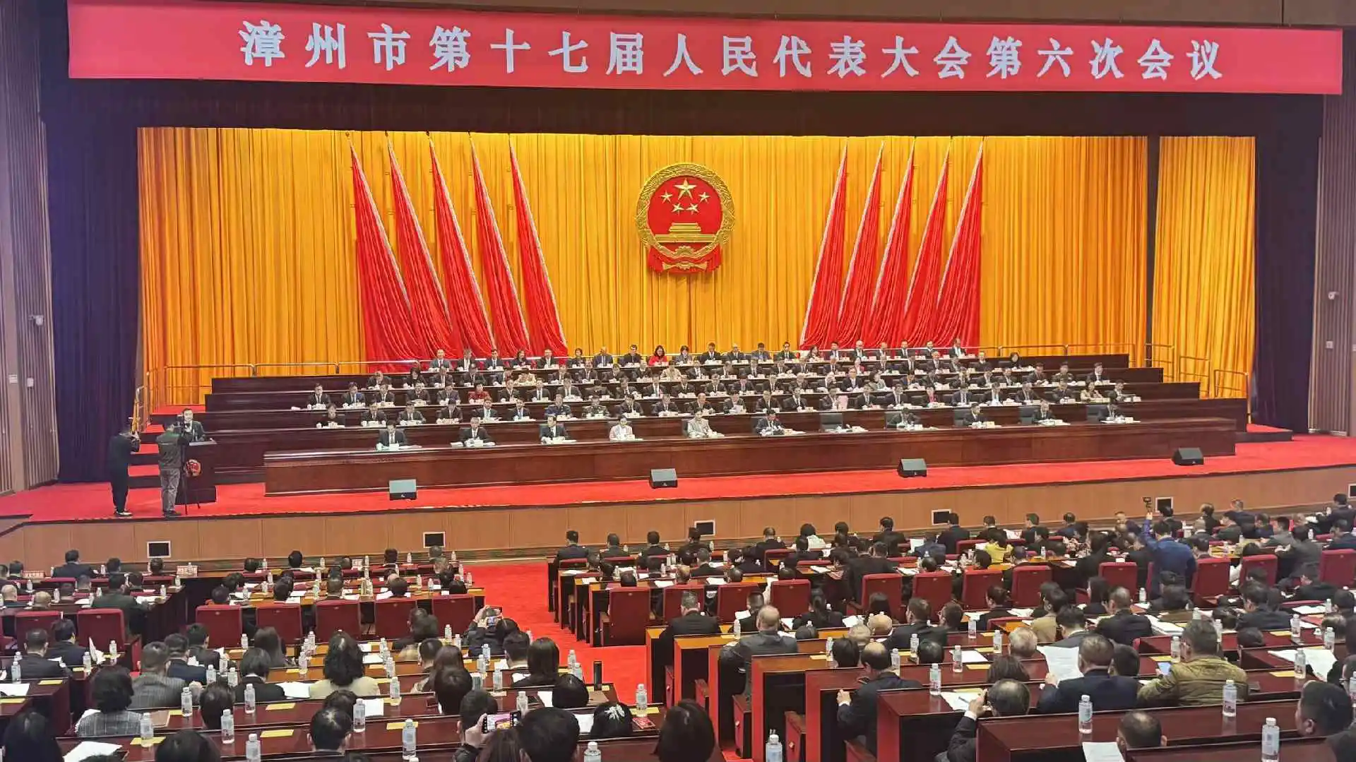 漳州市第十七屆人民代表大會第六次會議開幕 市長魏東作政府工作報告