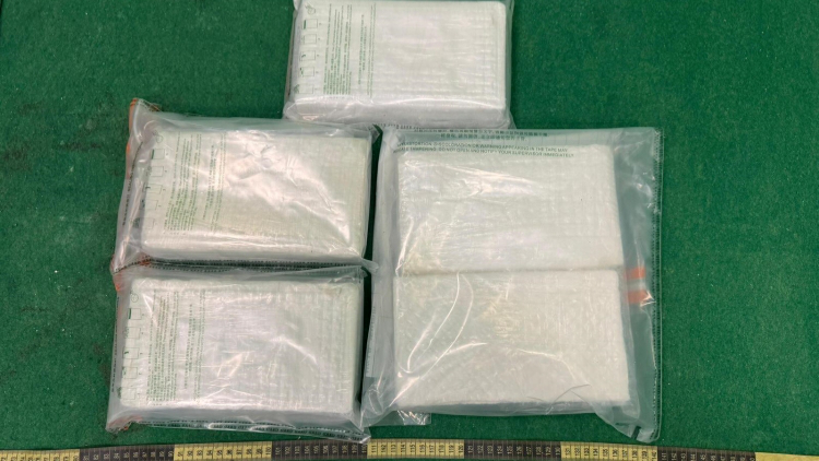 海關於機場偵破一宗入境旅客販毒案件