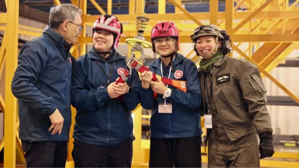 卓孝業率保安局青年領袖到訪飛行服務隊總部 感受高度、速度、溫度及態度