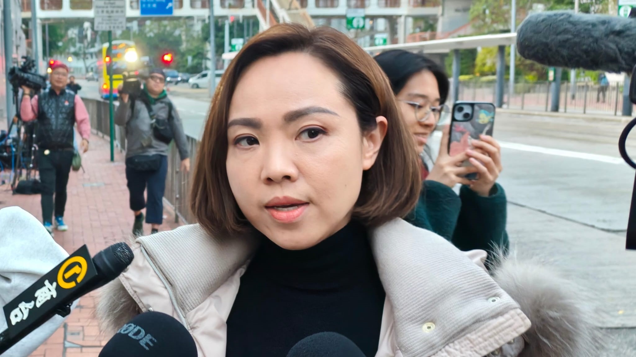 陳家珮就逆線行車親身到警署錄取口供 承認今次做出錯誤決定