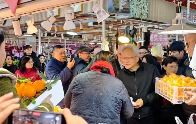 黃仁勳訪華首站落地上海 現身陸家嘴逛菜市場