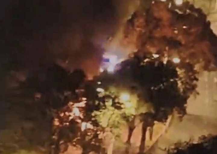 有片〡屯門青山公路私家車撞壆後起火 司機及時逃生 