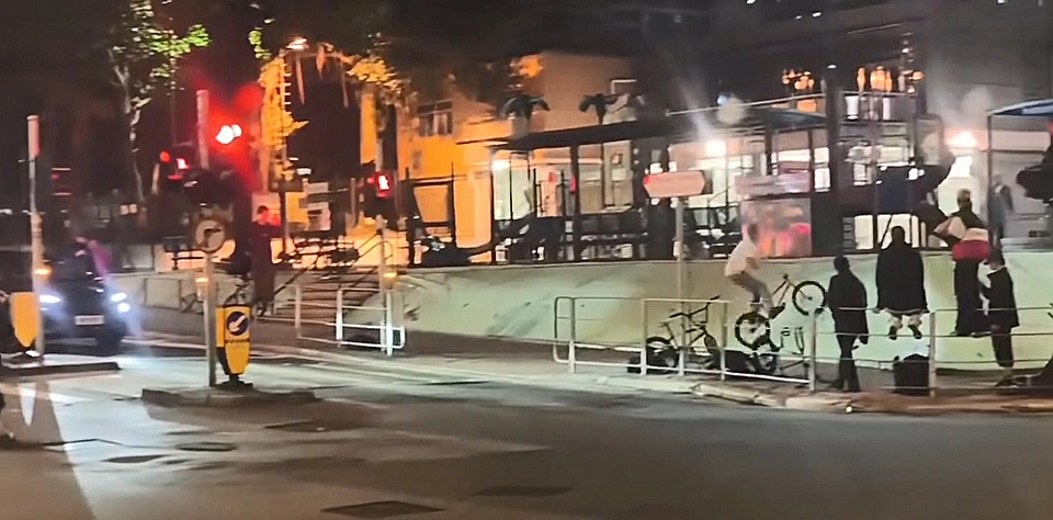 有片〡 馬路變障礙賽場地 單車滑板亂闖罔顧安全 