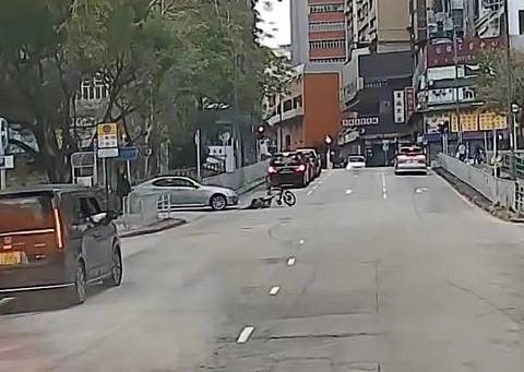 有片〡私家車撞單車漢拋飛倒地 網民：馬路繁忙唔適宜踩單車