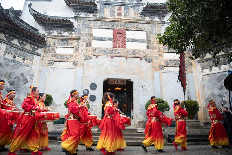 皖黟縣：屏山古村社鼓喧  臘八民俗盡開顏