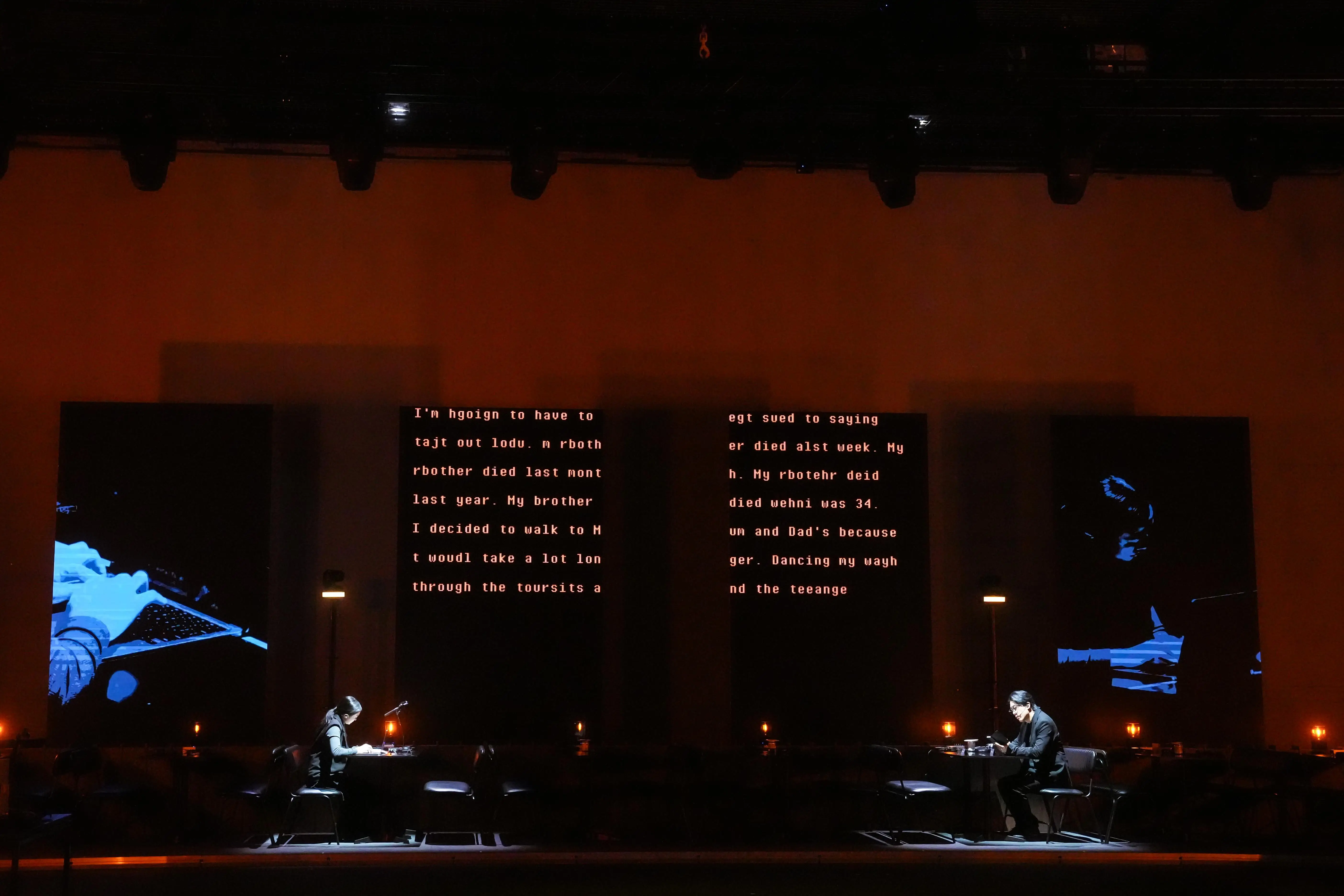 有片｜【藝術】寫信給逝者  劇場作品以雙空間連接陰陽