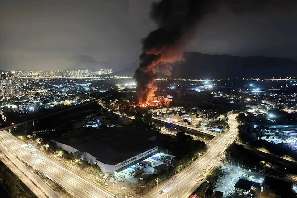 有片〡元朗倉庫火警疑風煤樽爆炸 近200居民疏散無人傷