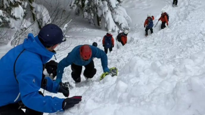 6名中國男子日本滑雪被困死亡谷 歷經20小時獲救