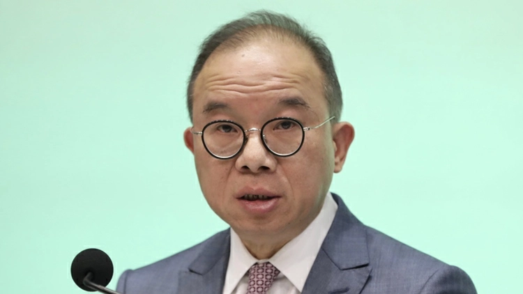 國務院免去曾國衞政制及內地事務局局長職務