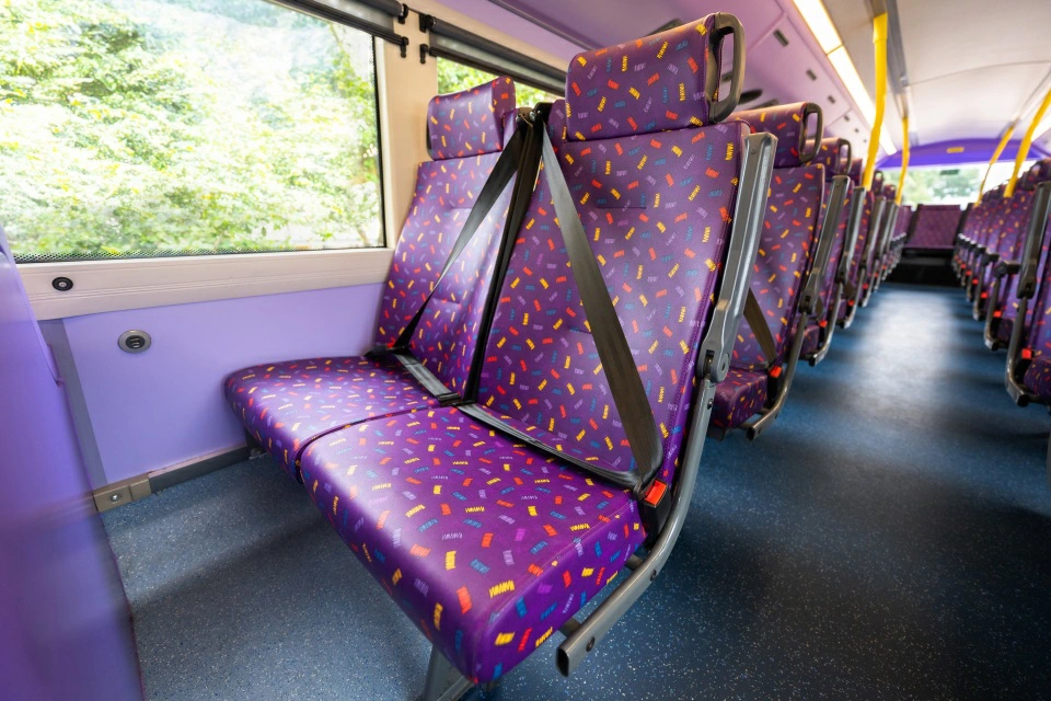 李家超：公共交通工具戴安全帶旨在保障乘客安全