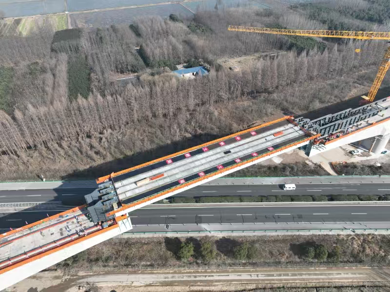新建合武高鐵湖北段全線首段連續梁鋼梁頂推及下放順利完成