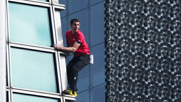 美國攀岩運動員成功徒手登頂台北101，到底該算誰的「功勞」？